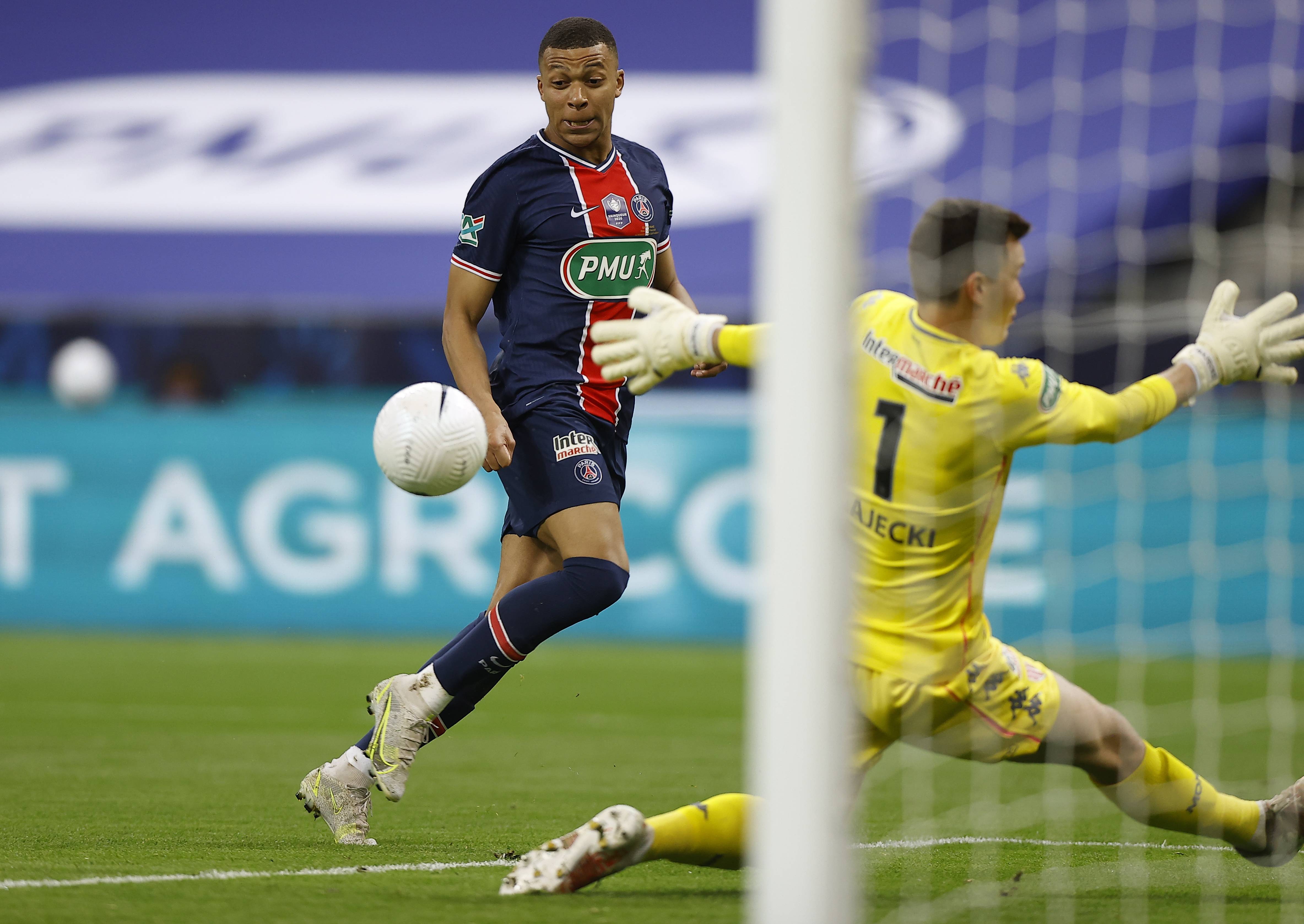 开云体育登录-里程碑夜！广东宏远临场应变；法国杯冲刺阶段刷纪录；底气十足；球队文化再被提及的简单介绍